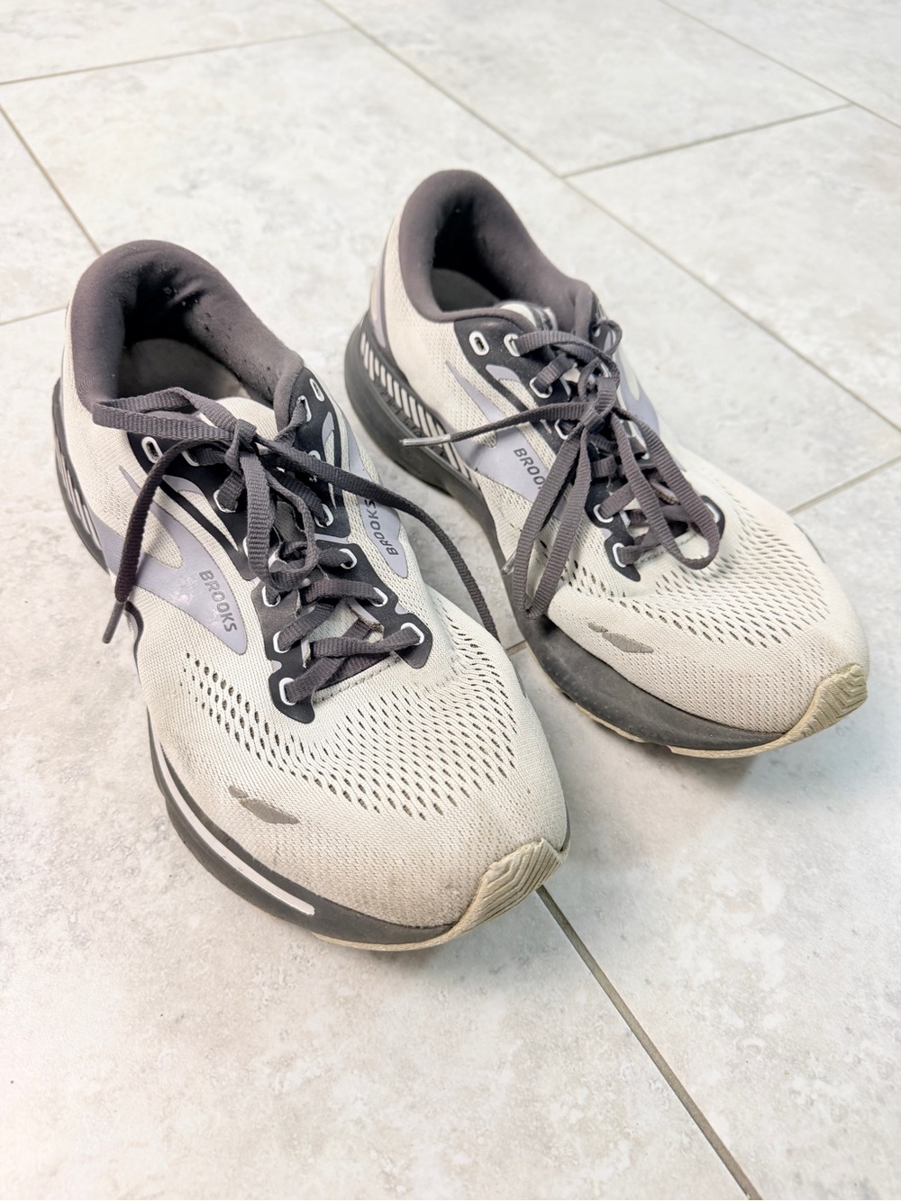 Brooks Running Shoes Men’s Size 9.5 Wide 2E Gray Black Athletic Sneakers Walking